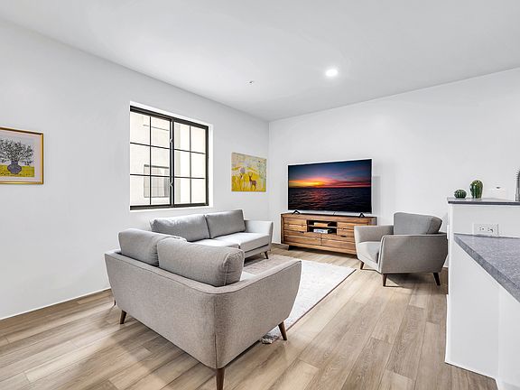 4th image of 832 S Farmer Ave #832