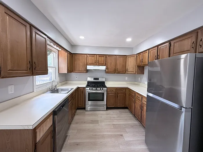 2 bed, 1.0 bath, 1224 sqft, $2,350 — Photo 3