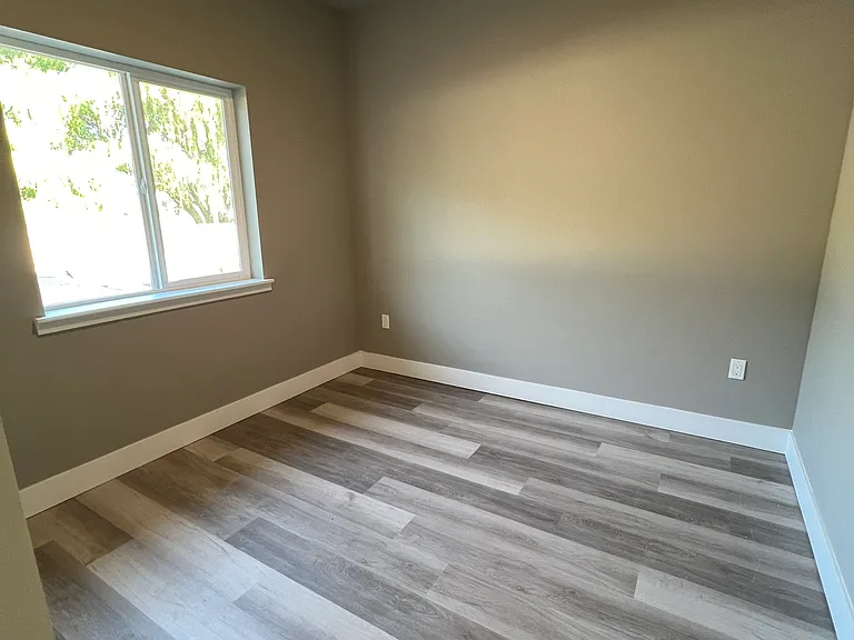 760 S 6th Ave — Photo 8