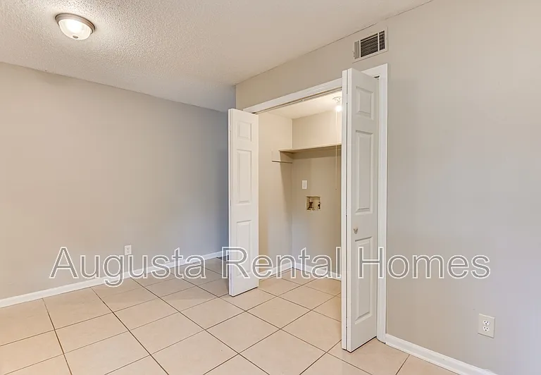 160 Chalet North Ct — Photo 15
