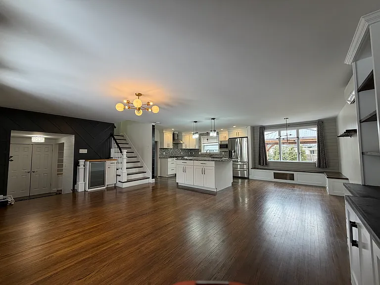 715 Edgewater Dr — Photo 1