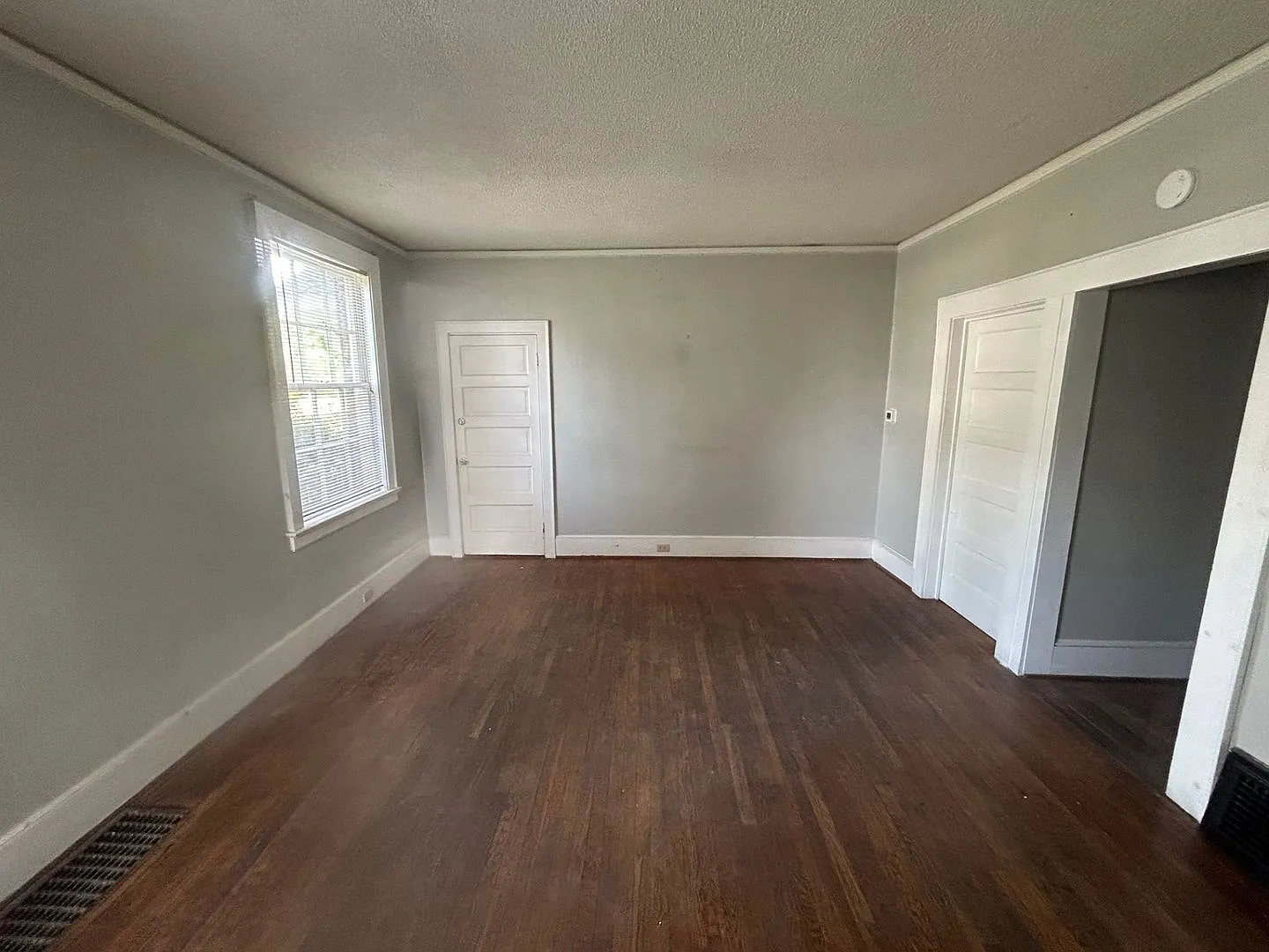 3 Bedrooms | 1 Bathroom | Approximately 1,100 Sq. Ft. Rosewood / USC Area — Photo 4