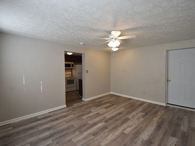 212 W East St — Photo 12