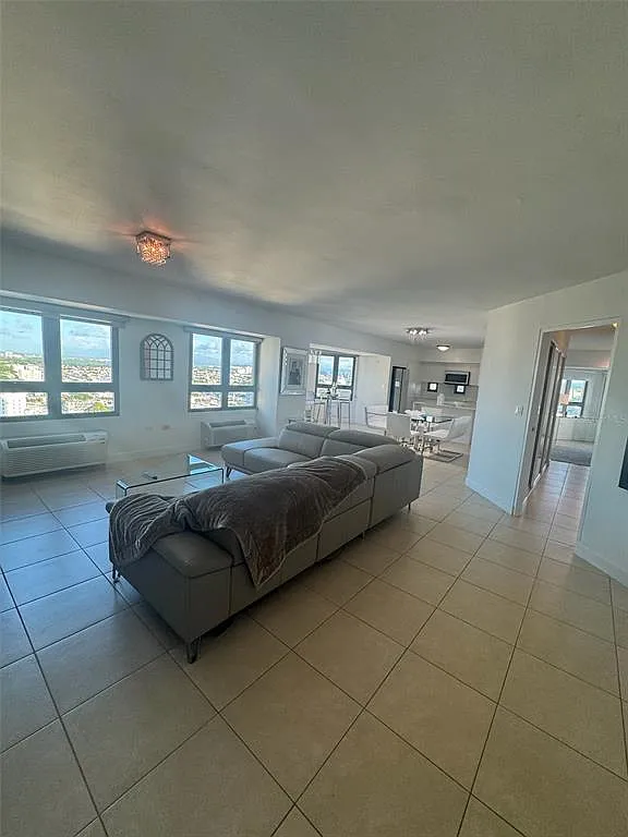 2 bed, 2.0 bath, 1350 sqft, $5,000 — Photo 4
