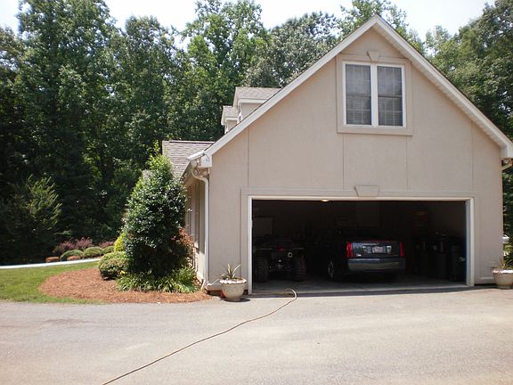 2-CAR GARAGE