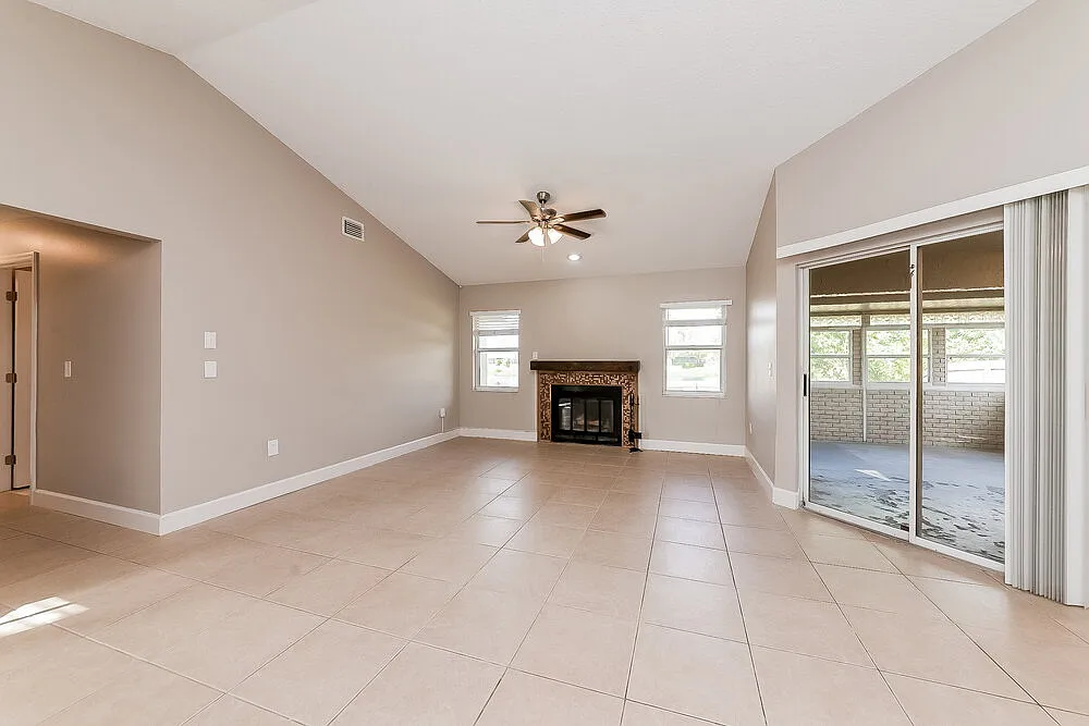 3 bed, 2.0 bath, 1386 sqft, $2,155 — Photo 4