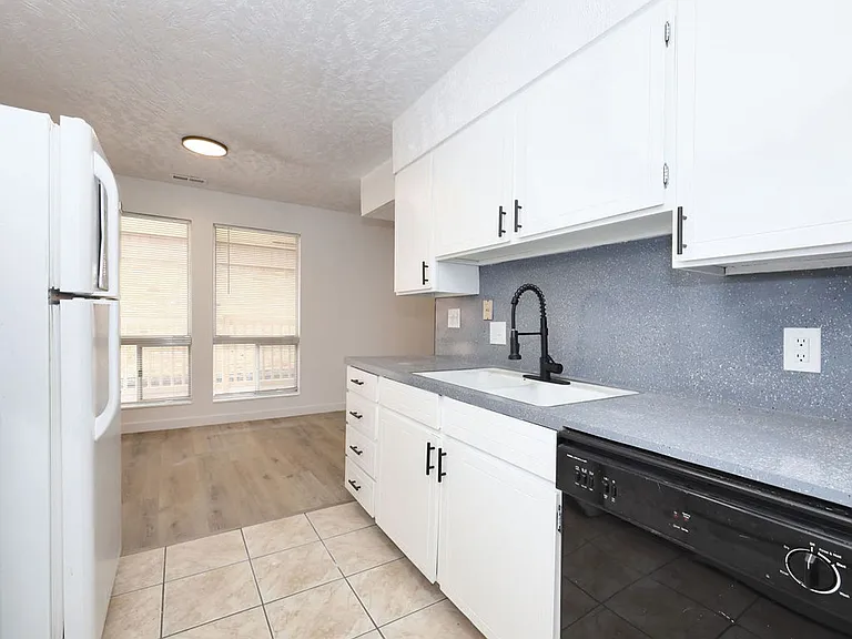 1165 Edgewood Dr — Photo 35