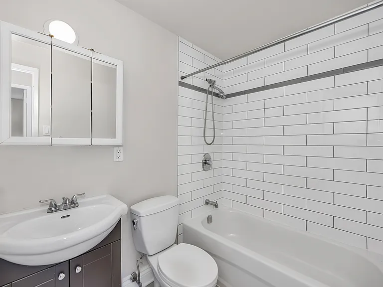 215 Clarence St — Photo 52