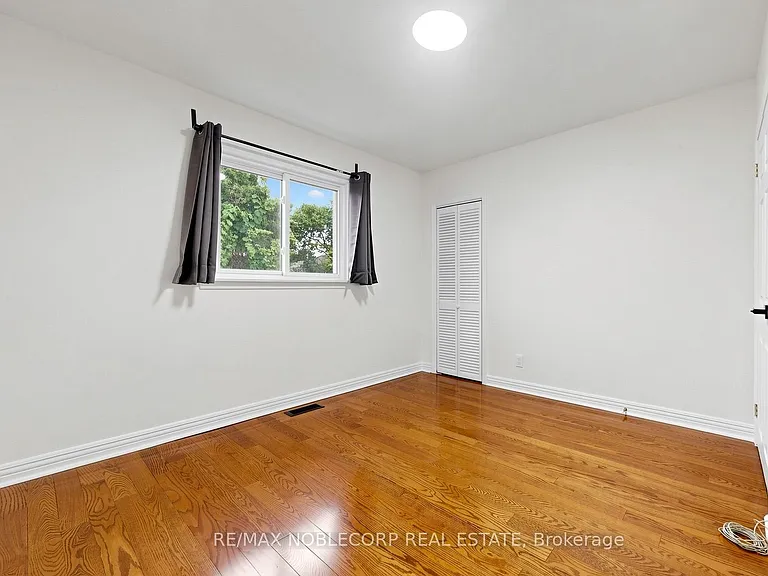 8 Summerfield Cres — Photo 25
