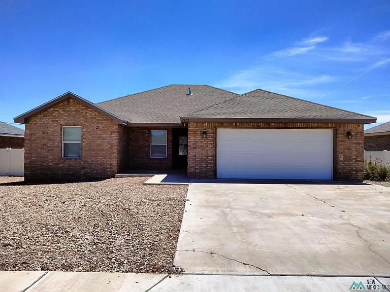 2115 Roadrunner Dr — Photo 1