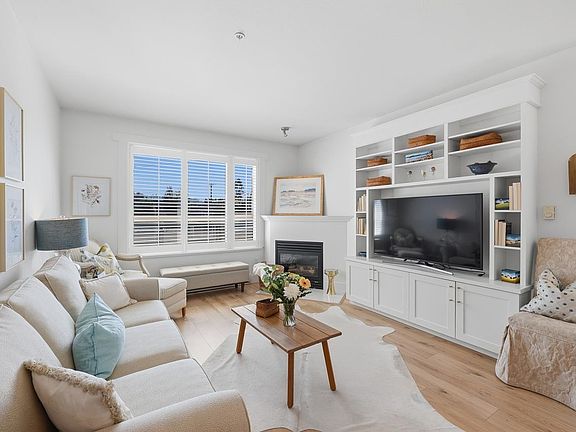 4th image of 3151 Connaught Cres #202