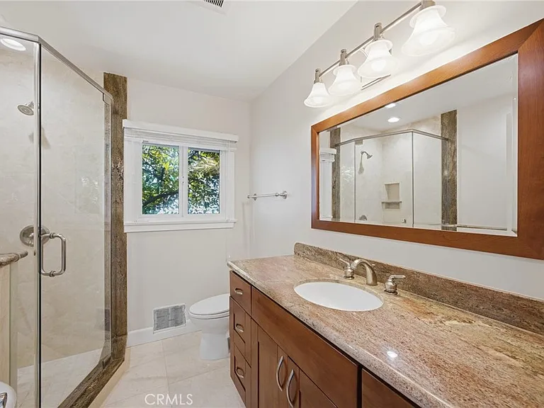 1840 Temple Hills Dr — Photo 30