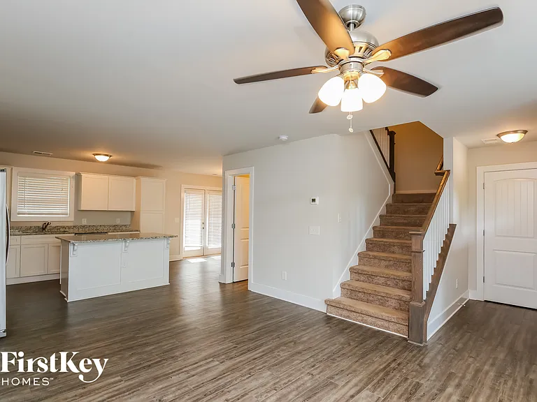 2375 Belaire Dr — Photo 2