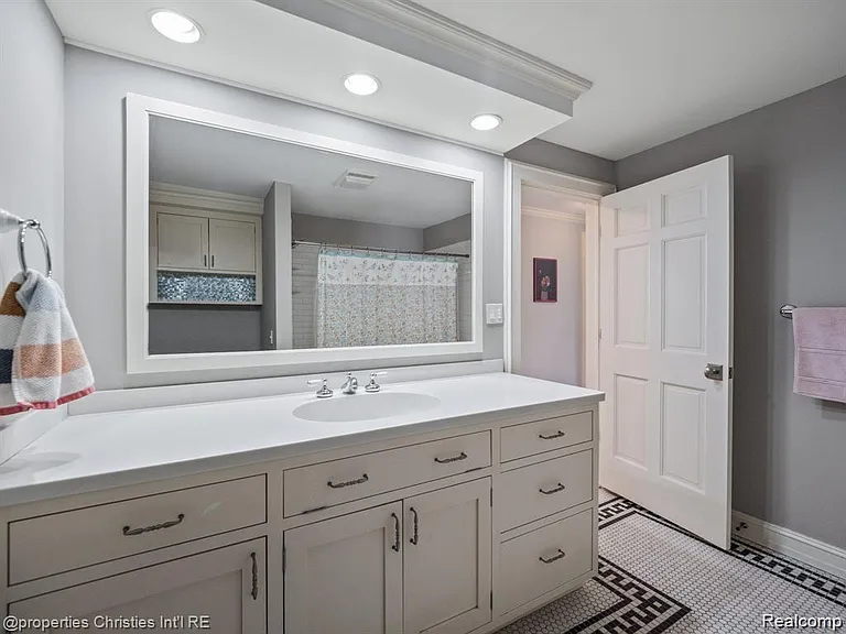 731 S Bates St — Photo 29