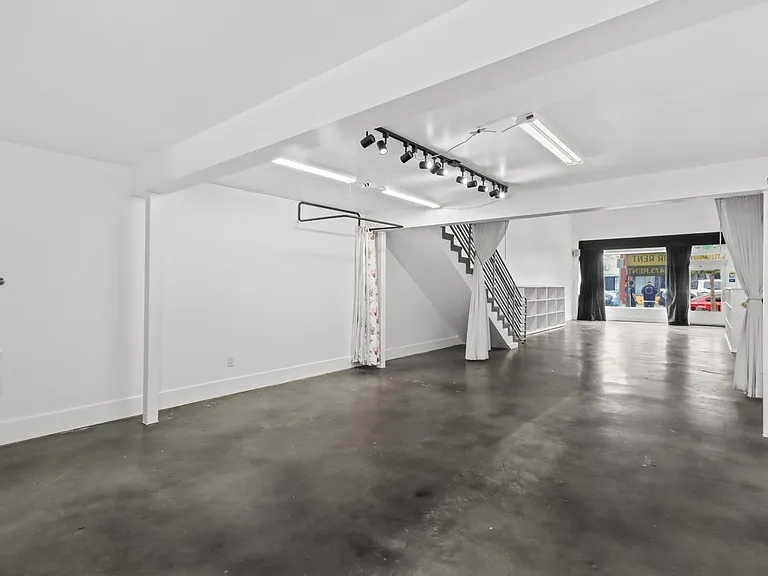1050 S Fairfax Ave — Photo 7