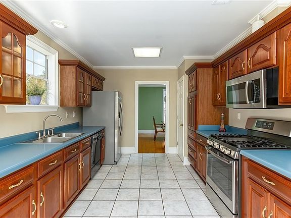 5th image of 41 Oak Park Dr