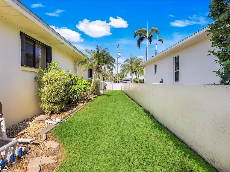 2556 SW 28th Pl — Photo 32