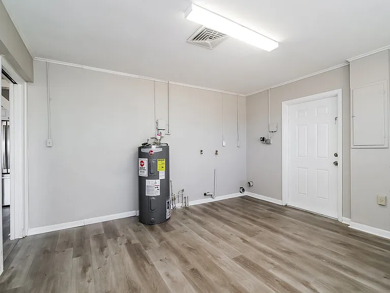 1033 Campbell Ave — Photo 17