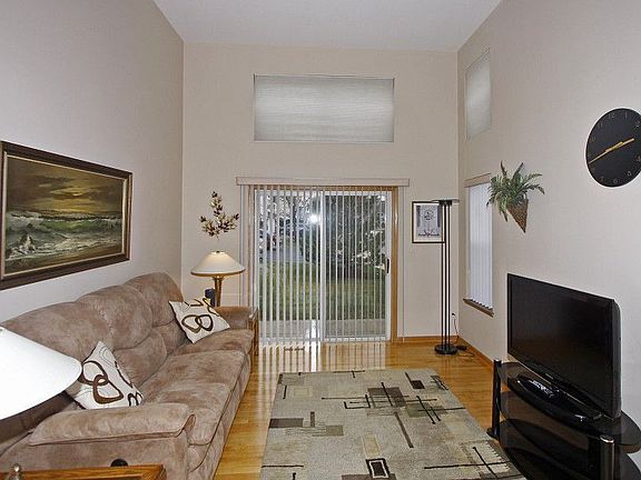4th image of 1110 Hawthorne Ln