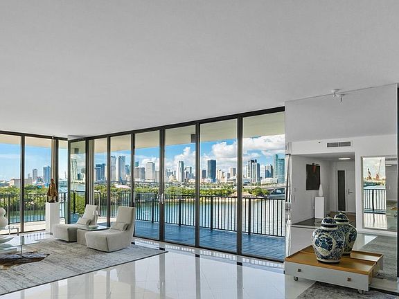 5th image of 1000 Venetian Way #704