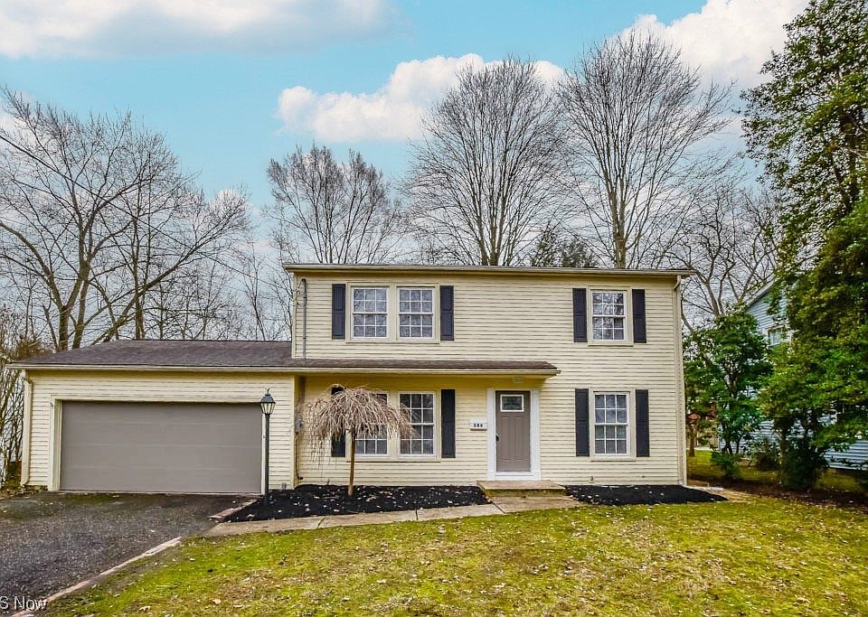1st image of 586 Megglen Ave