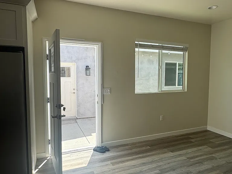 6735 1/2 Morella Ave — Photo 2