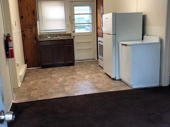 Kitchen (view 2)