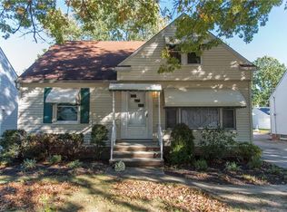 371 Beechwood Dr, Willowick, OH 44095
