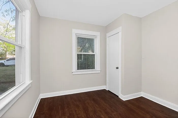 420 Plymouth Ave — Photo 9