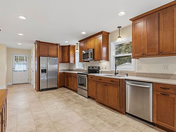 3rd image of 112 E Court Dr
