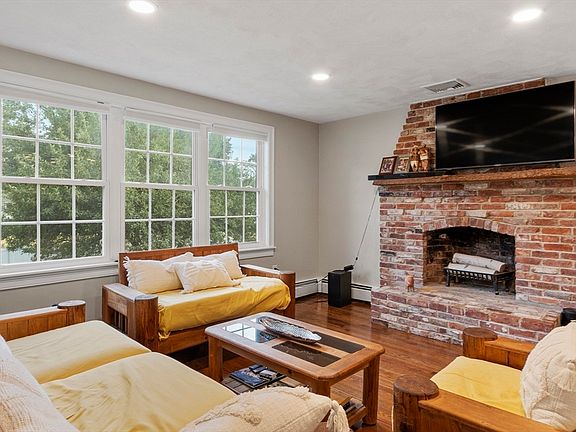 3rd image of 25 Glenwood Rd