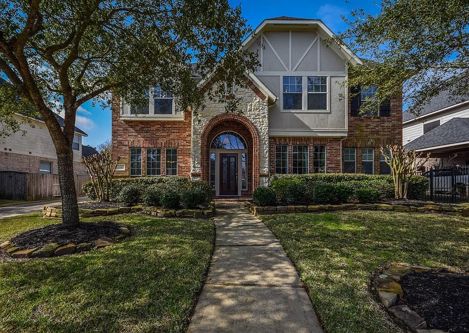 Welcome home !! Beautiful Newmark home with stacked stone and stucco elevation.