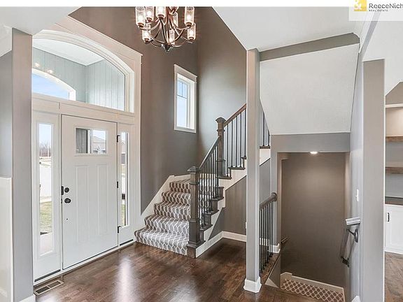 Open entryway, transition carpet on stairs, hardwood main level