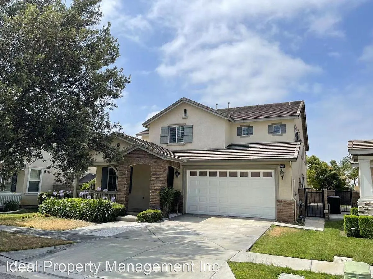 4 bed, 2809 sqft, $3,700 — Photo 2
