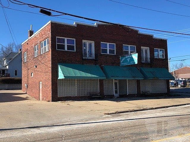 2nd image of 1221 N Court St
