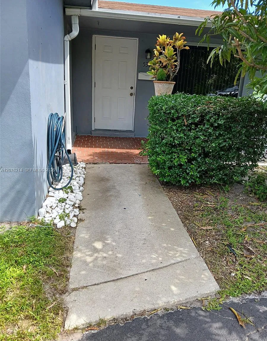 Hollywood Hills — Photo 1