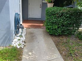 539 S Rainbow Dr, Hollywood, FL