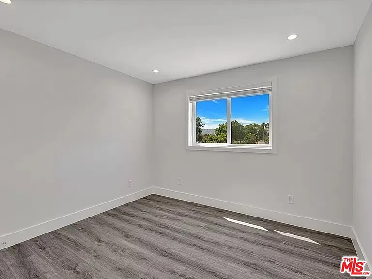 5752 Kester Ave — Photo 11