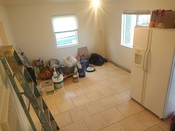 Lots of windows for bright interior, new mini-blinds (frig m