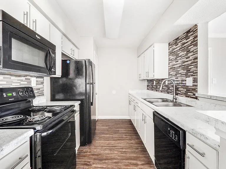 Cambridge Apartments — Photo 12