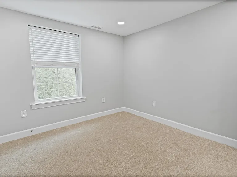 731 E Elm St — Photo 30