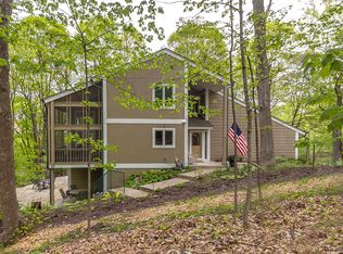 698 Upr Brookwood Dr, Fontana, WI 53125