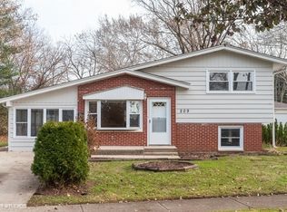 209 7th St, Wheeling, IL 60090