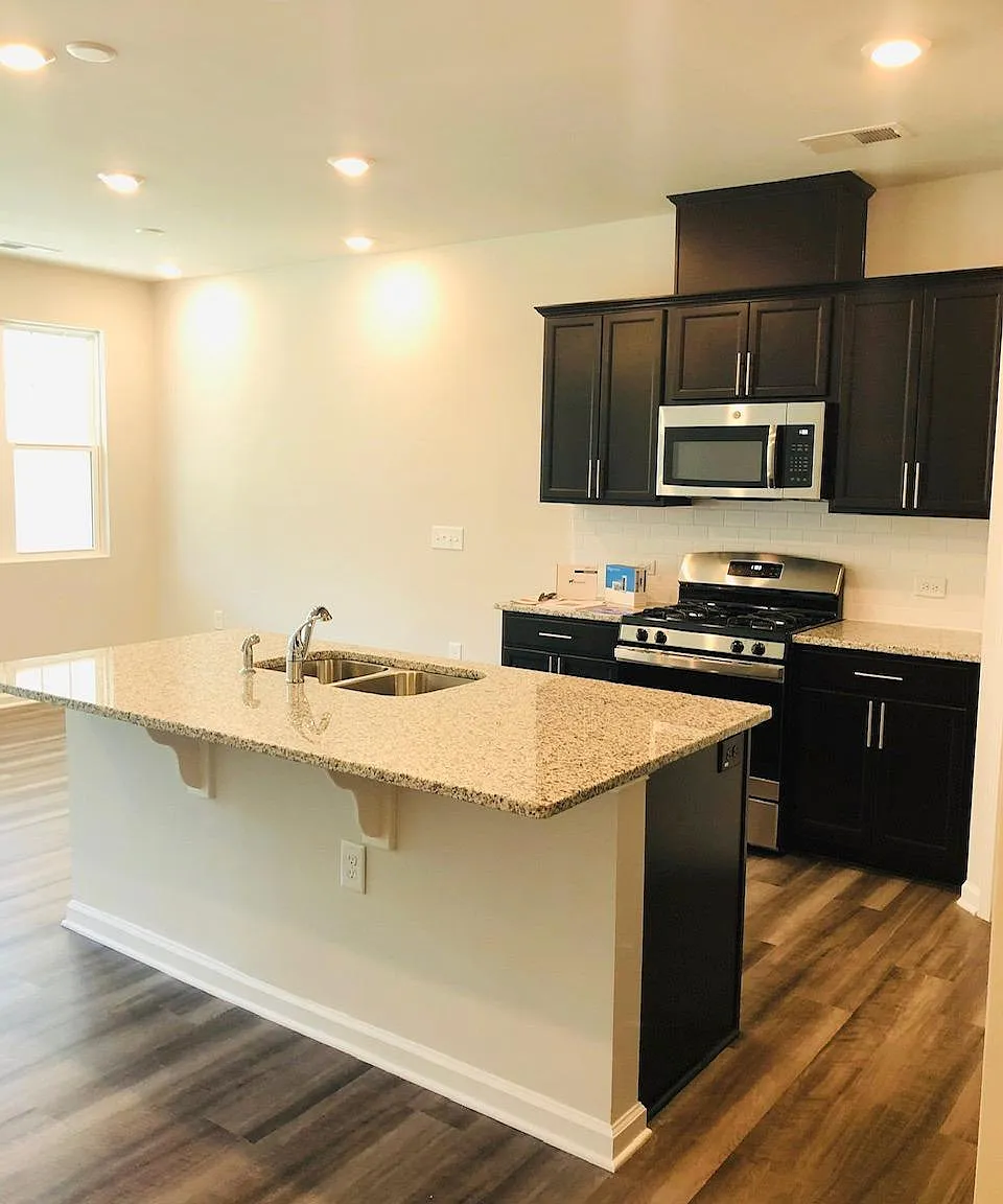 3 bed, 2.5 bath, 1635 sqft, $1,795 — Photo 3