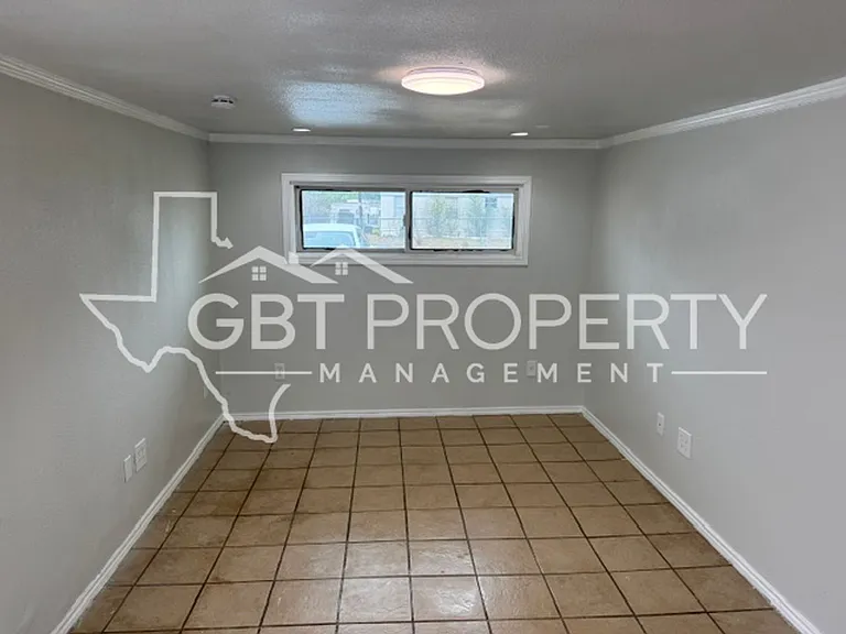 324 E Castlewood Dr #B — Photo 3