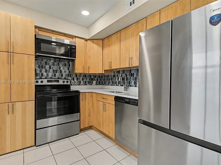 3250 N Palm Aire Dr #406 — Photo 7