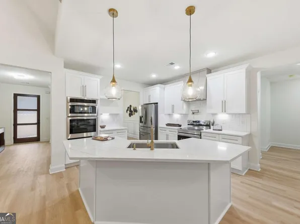 370 Harbour Shores Dr, Jackson, GA 30233