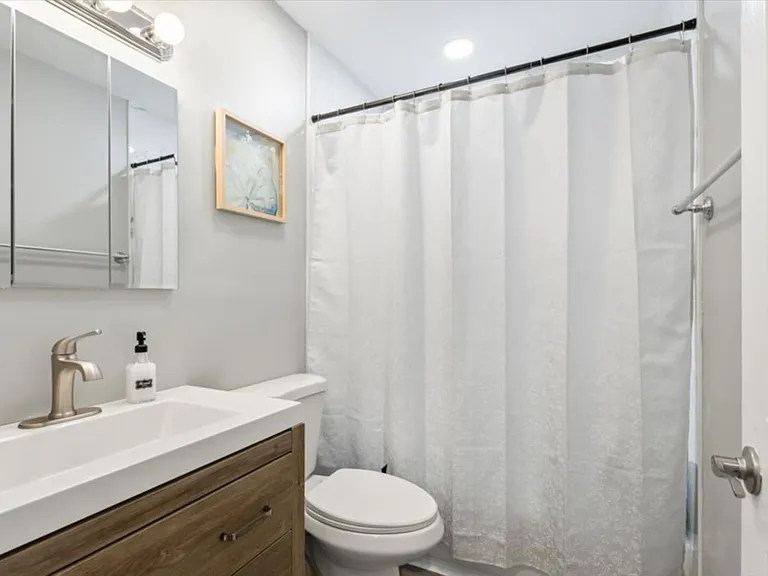 33W067 Bonnie St — Photo 12