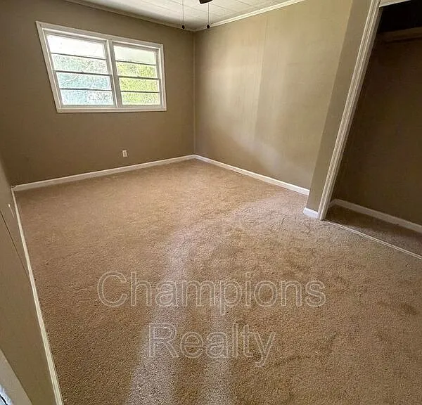 1502 Baker St — Photo 3