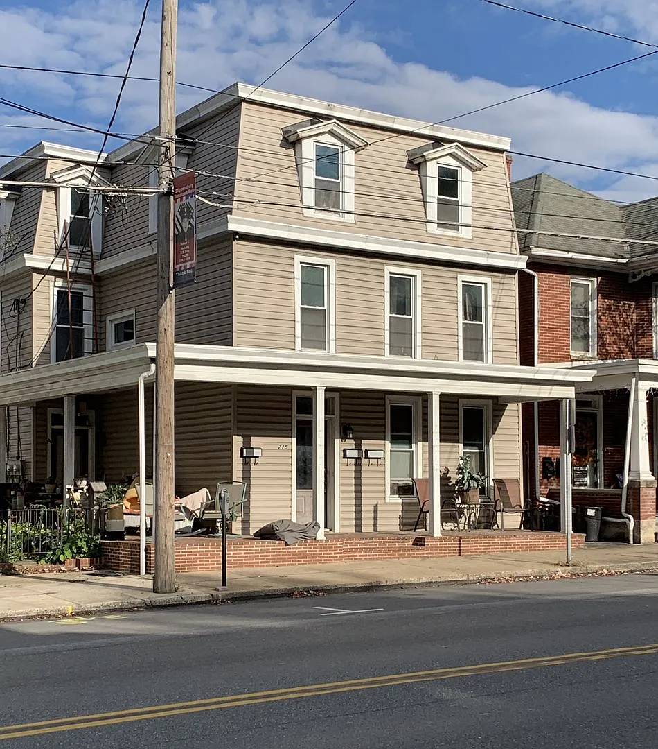 215 E King St — Photo 1